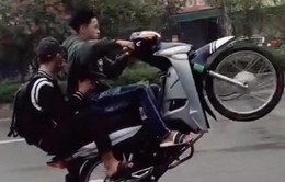 Truy tìm 2 đối tượng đạp người phụ nữ đang đi xe máy ở quận Long Biên