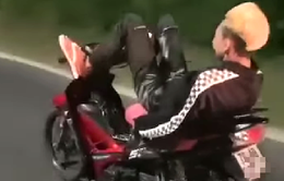 Xử phạt nam thanh niên nằm ngửa, điều khiển xe máy bằng chân