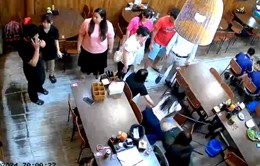 Nữ điều dưỡng Bệnh viện Bạch Mai kể lại phút giây phút cứu người trong quán ăn