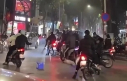 Nhóm thanh thiếu niên cầm xẻng đánh người trên đường phố Hà Nội