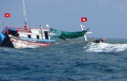Đảo Đá Lát (Trường Sa) hỗ trợ lương thực cho ngư dân tàu cá gặp nạn