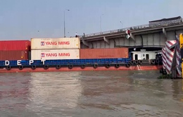 Giải cứu tàu chở container 4.600 tấn mắc kẹt dưới gầm cầu Đồng Nai