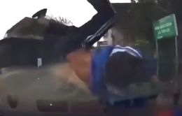 Nam học sinh bị hất văng lên nắp capo ô tô sau tình huống va chạm