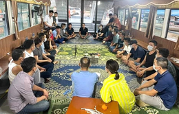 Khởi tố nhóm đối tượng từ Hà Nội lên Hòa Bình thuê tàu ra giữa hồ đánh bạc