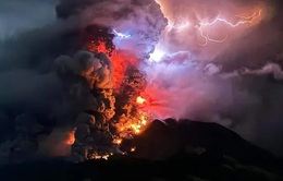 Núi lửa ở Indonesia tiếp tục phun trào, 11.000 người được yêu cầu sơ tán