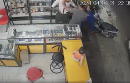 Chủ cửa hàng đang bế con tóm gọn tên cướp điện thoại