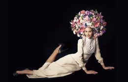 Bắt trend “cài hoa lên tóc” của Triệu Lệ Dĩnh, người mẫu Việt gây sốt với chiếc mấn hoa khổng lồ