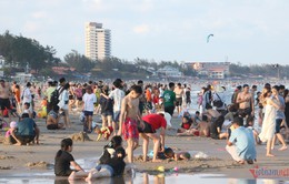 Thời tiết Nam bộ nắng nóng, nhiều du khách đổ về Vũng Tàu tắm biển