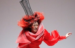 Người mẫu ngã nhào trên sàn diễn Tuần lễ thời trang Trung Quốc