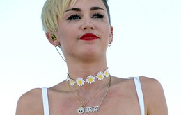 Sau khi diễn trò "lố", Miley Cyrus khóc trên sân khấu