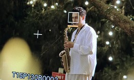 NSƯT Việt Anh trổ tài thổi kèn saxophone trong phim mới