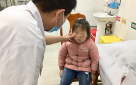 Người nhà dùng lá trầu không rửa mắt, bé 6 tuổi phải nhập viện
