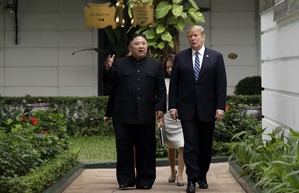 Chùm ảnh Tổng thống Trump và Chủ tịch Kim Jong-un đi dạo tại khách sạn Metropole