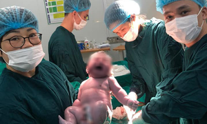 Bệnh viện Bệnh nhiệt đới Trung ương mổ đẻ thành công bé trai nặng gần 6kg