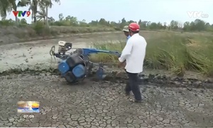 Nông dân Cà Mau và chiếc máy cày phao nổi