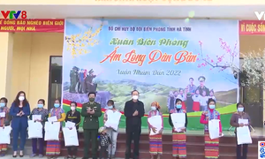 Hà Tĩnh: Bộ đội Biên phòng chăm lo Tết cho người nghèo vùng biên