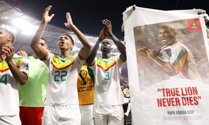 Giành vé đi tiếp tại World Cup 2022, cầu thủ và người hâm mộ Senegal tri ân huyền thoại quá cố