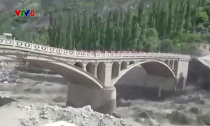 Cây cầu tại Pakistan bị cuốn trôi trong dòng nước xiết
