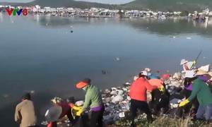 Ra quân thu gom rác thải khu vực đầm Sa Huỳnh, Quảng Ngãi