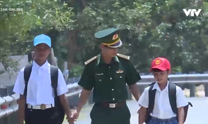 Bộ đội Biên phòng Quảng Bình giúp trẻ mồ côi đến trường