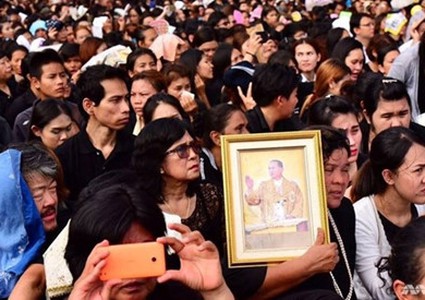Thailand prays for King Bhumibol Adulyadej