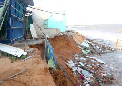 Landslides causes houses to collapse in Binh Thuan