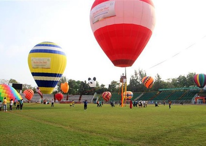 Hot-air balloon festival opens in Can Tho