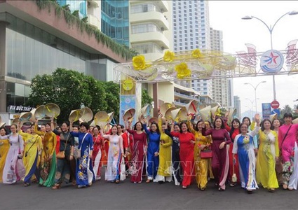 Khanh Hoa sea festival: Over 6,000 join Ao dai parade
