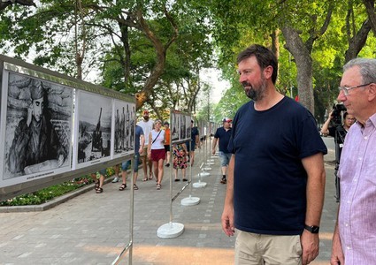 Outdoor exhibition highlights Vietnamese people’s victories in 20th century
