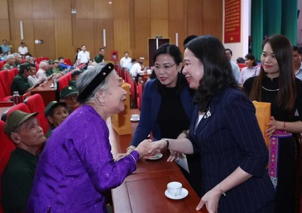Acting President presents gifts to revolution contributors in Thai Nguyen