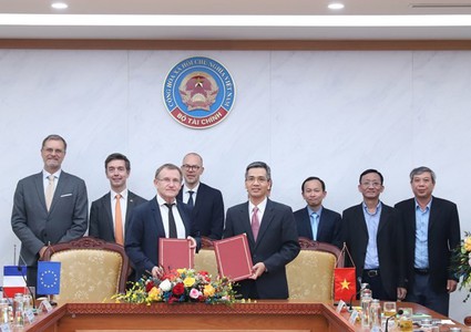 Vietnam, France exchange funding agreement for climate change projects