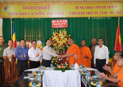 Can Tho's leaders extend greetings to Khmer monks, people on Chol Chnam Thmay