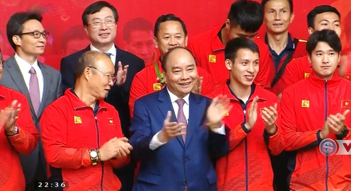Thủ tướng Nguyễn Xuân Phúc chúc mừng 2 đội tuyển bóng đá Việt Nam