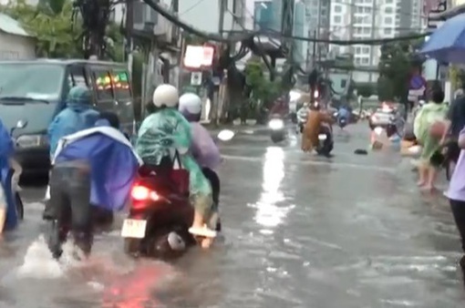 Nhiều tuyến đường tại TP Hồ Chí Minh ngập sâu sau mưa lớn