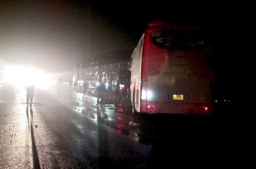 Xe khách va chạm xe tải trên cao tốc Nội Bài - Lào Cai, 2 người tử vong