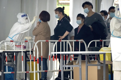 Trung Quốc giảm bớt áp lực xét nghiệm COVID-19, nới lỏng phòng chống dịch