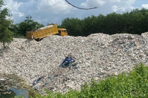 Bắt quả tang đối tượng đổ hàng tấn chất thải rắn công nghiệp xuống hồ nước
