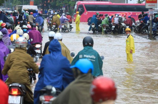 Đường phố Hà Nội ngập nặng sau mưa lớn
