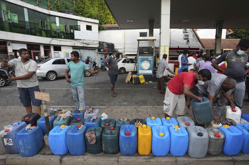 Sri Lanka cạn kiệt nhiên liệu do các chuyến hàng bị hoãn vô thời hạn