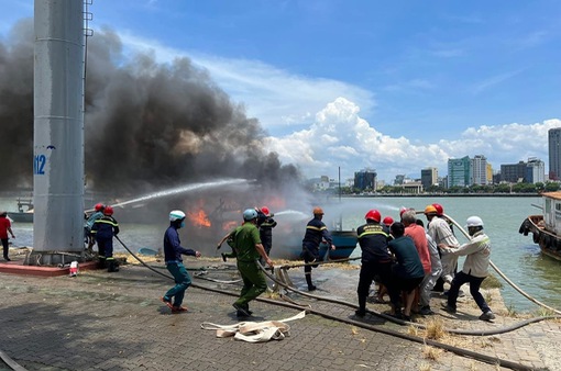 Đà Nẵng: Hai tàu cá bị cháy khi đang neo đậu trên sông Hàn