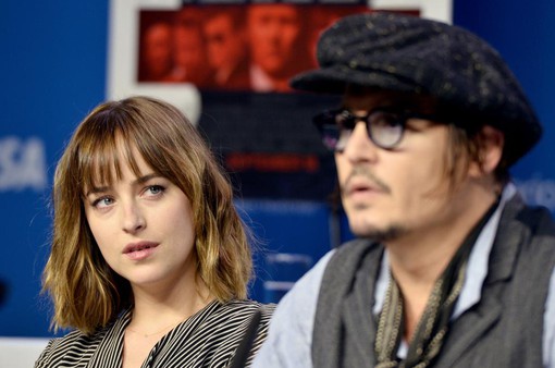 Sao phim "50 sắc thái" bực bội vì bị lôi vào vụ bê bối của Johnny Depp và Amber Heard