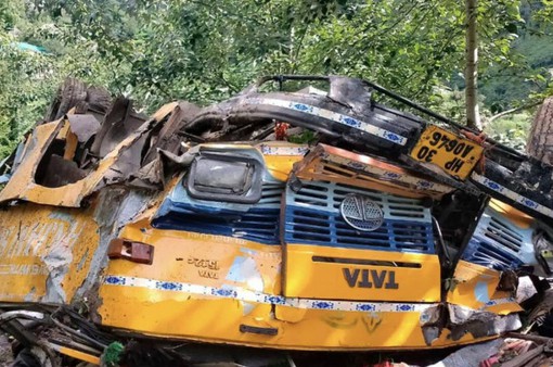 Xe bus chở học sinh rơi xuống hẻm núi, 12 người thiệt mạng