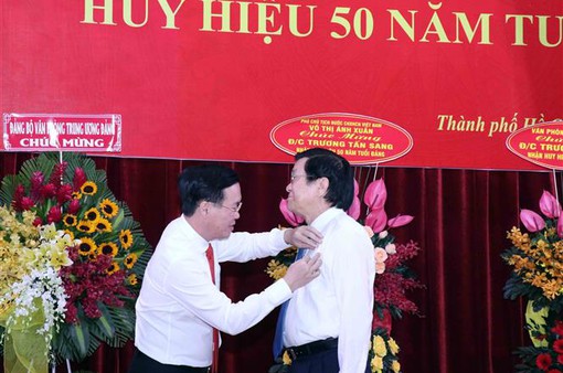 Nguyên Chủ tịch nước Trương Tấn Sang nhận Huy hiệu 50 năm tuổi Đảng