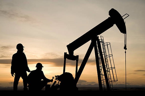 Giá dầu lao xuống mức thấp nhất 8 tháng