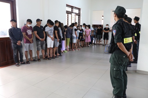 Tây Ninh: Đột kích quán karaoke phát hiện 40 người dương tính với ma túy