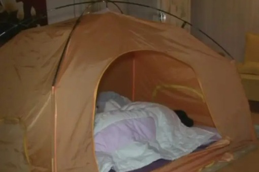Phí sinh hoạt tăng cao, người Hàn Quốc dựng lều tránh rét trong nhà