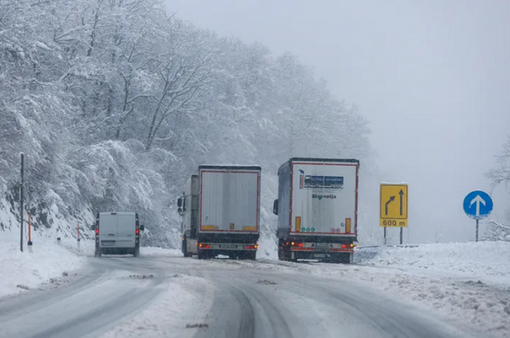 Bão tuyết gây gián đoạn giao thông và mất điện tại Czech và Slovakia