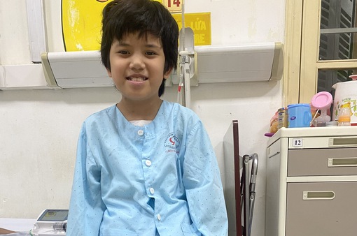 Bệnh nhi 8 tuổi được về nhà sau hơn 1 tuần nằm viện điều trị