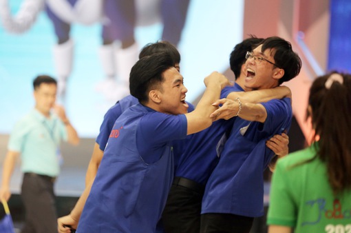 Chung kết Robocon Việt Nam 2023: UNETI - TNT giành tấm vé đầu tiên vào bán kết