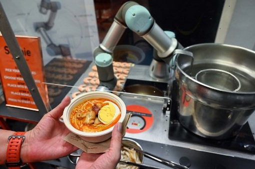 Robot thay thế đầu bếp tại Singapore